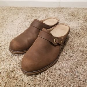 RED WING Size 9.5 Leather Clogs in Chestnut